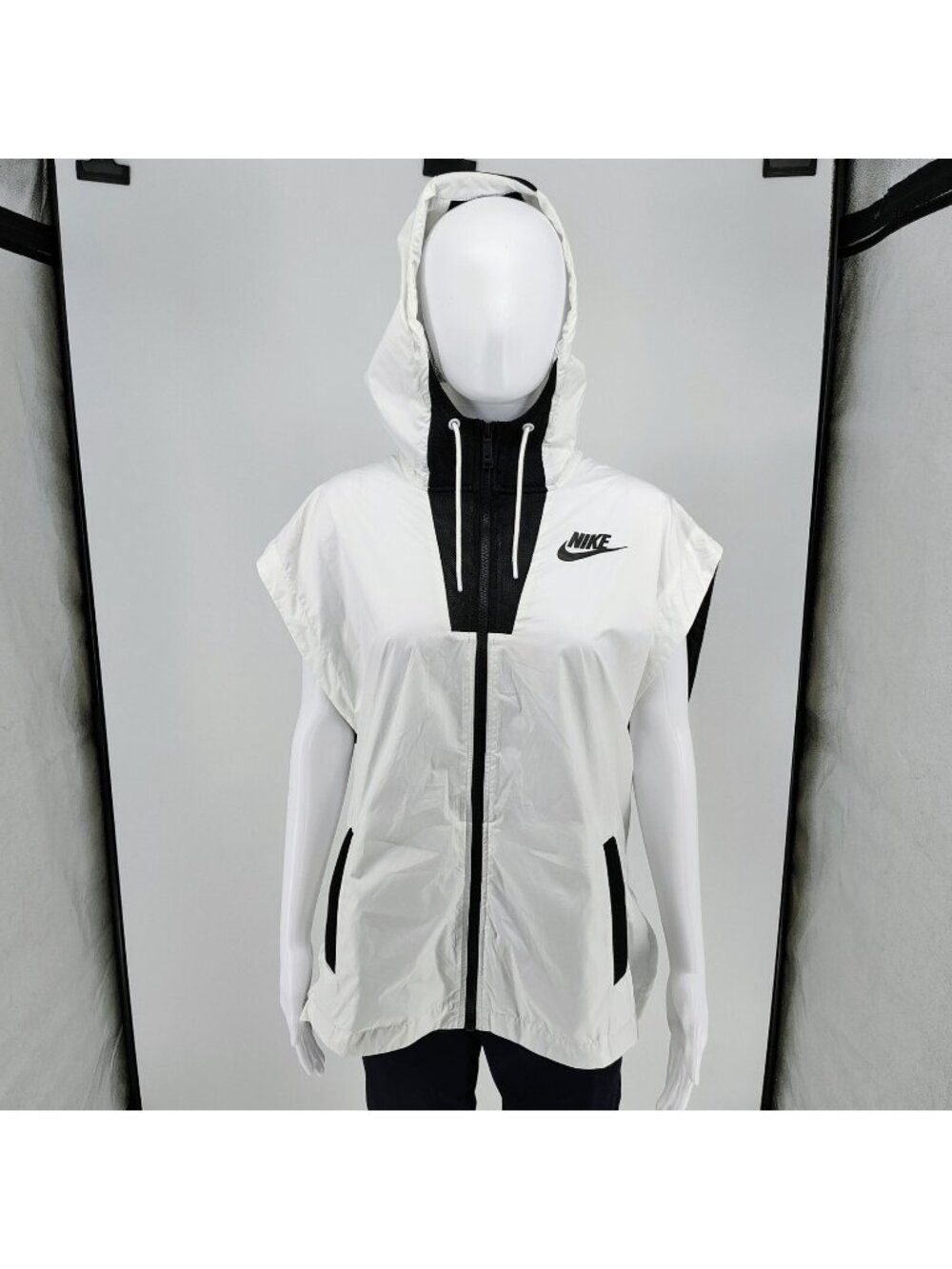 NWT Nike Women's White/Black Tech Hypermesh Vest  802549-100 (XL) -$134.95 Retai